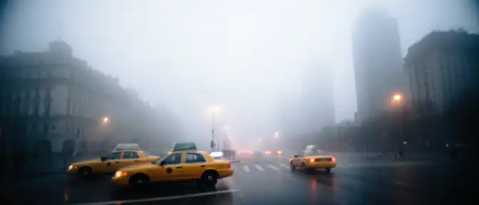 Сильный туман ограничил видимость в ряде районов Москвы в пятничное утро